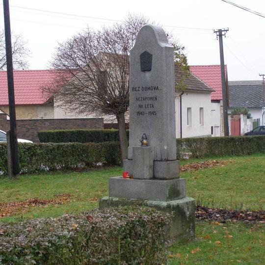 Památník "Bez domova" vedle kapličky ve středu Benátecké Vrutice