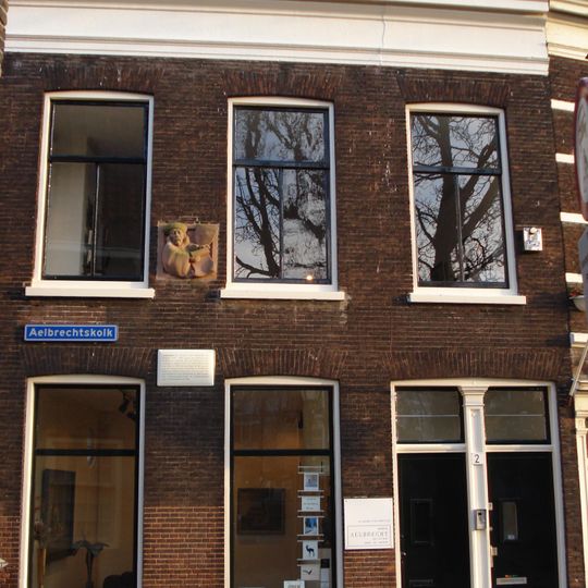 Panden, op de hoek van Aelbrechtskolk en Achterwater. Eenvoudige lijstgevels; schilddak