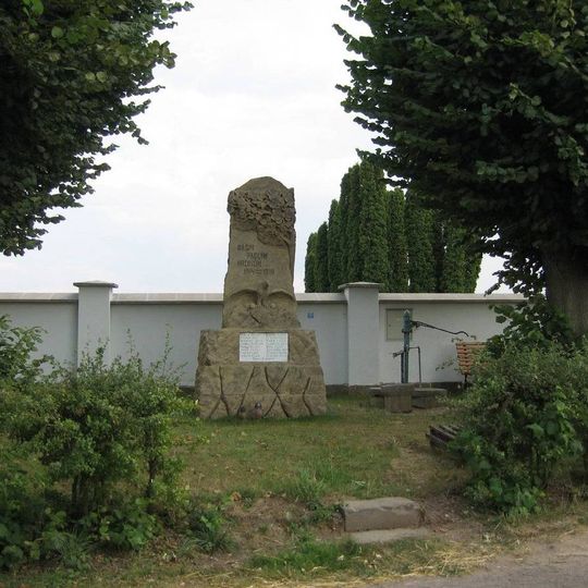 Pomník padlým v 1. sv. válce u hřbitovní zdi na kraji Markvartic