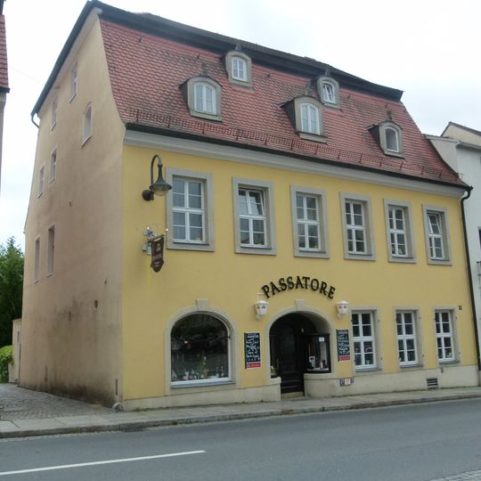 Wohnhaus, nach rechts geschlossene Bebauung Am Markt 12