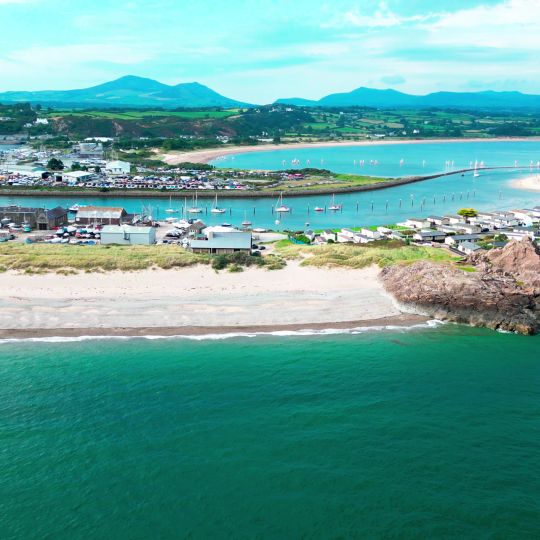 Mynydd Tir y Cwmwd a'r Glannau hyd at Garreg yr Imbill