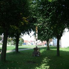 Kříž v Deštné před kostelem