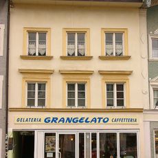 Wohn- und Geschäftshaus