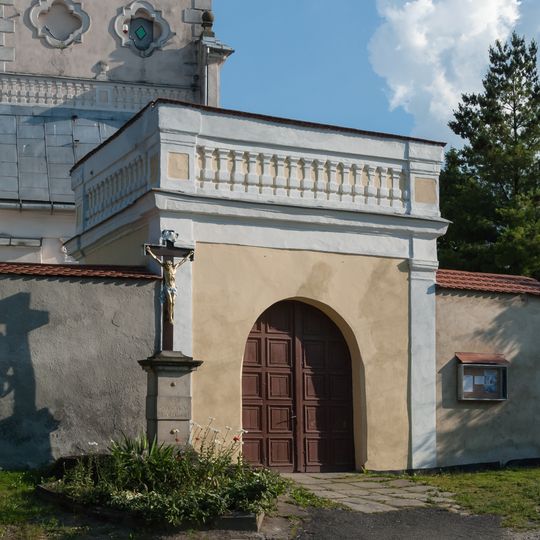 Fence church with gatehouses in Gorzanów