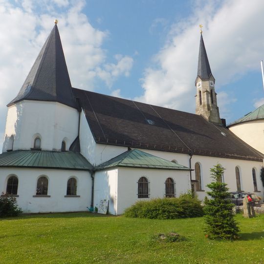 Pfarrkirche Mariä Himmelfahrt im Bereich der Burg