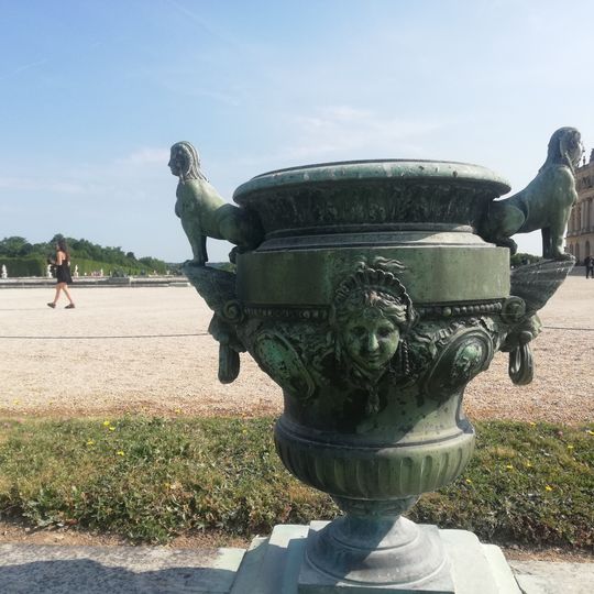 Vase aux protomés de lion avec sphinge