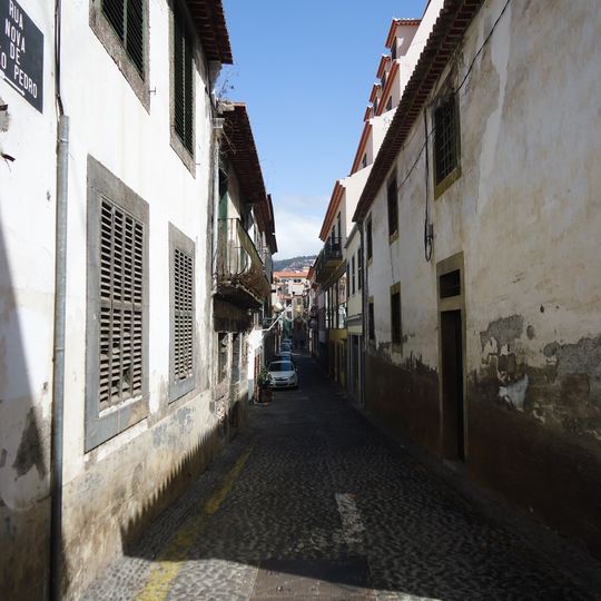 Edifício na rua Nova de São Pedro, n.º 60