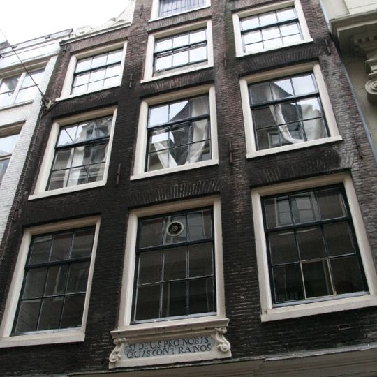 Pand met halsgevel met gevelsteen