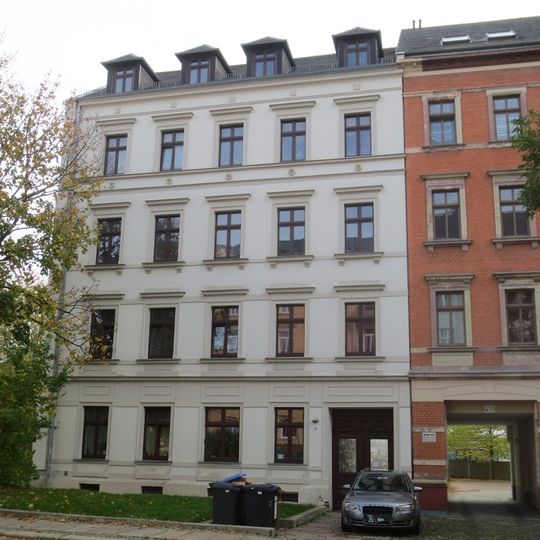 Mietshaus in ehemals geschlossener Bebauung mit Vorgarten Altendorfer Straße 11