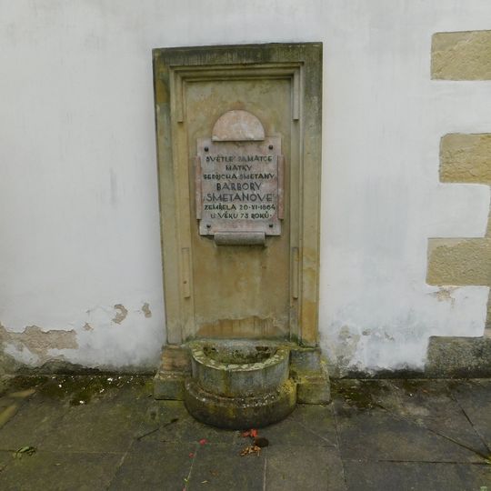 Pamětní deska Barbory Smetanové ve zdi kostela svatého Havla v Mladé Boleslavi