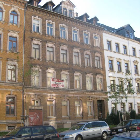 Mietshaus in geschlossener Bebauung mit Vorgarten Richardstraße 1