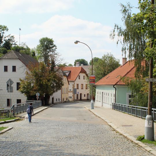 Most Nežárecké ulice přes Nežárku v Jindřchově Hradci