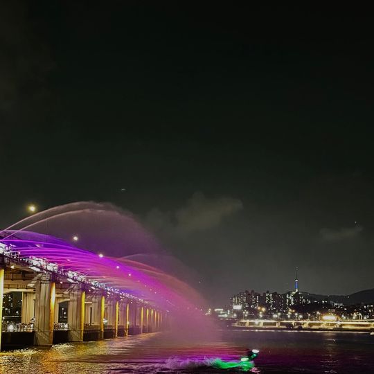 Fuente de Luz de Luna y Arcoíris