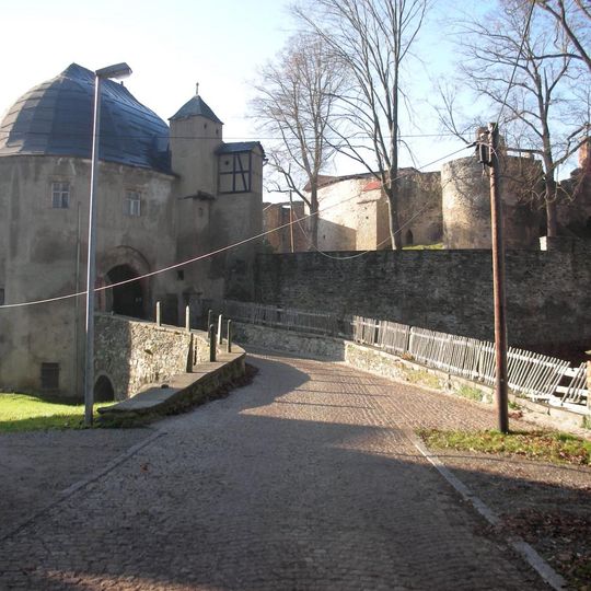Sachgesamtheit Schloss Hartenstein mit folgenden Einzeldenkmalen: Eichenallee , Gedenkstein für Alexander Fürst von Schönburg-Hartenstein , vier Wohn- und Wirtschaftsgebäude des ehem. Rittergutes (siehe O