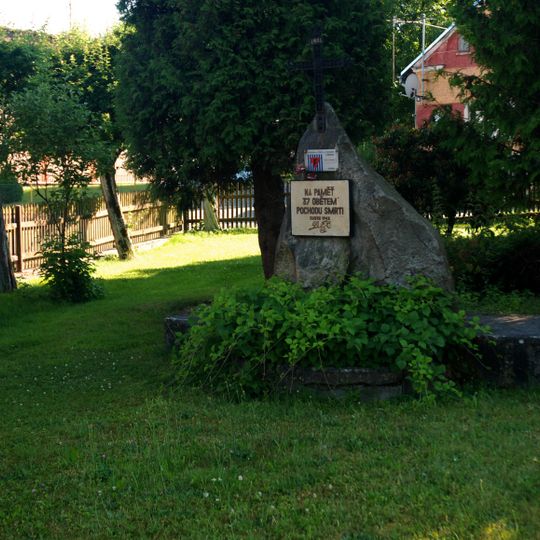 Památník obětem fašismu na návsi v Lesné u Tachova