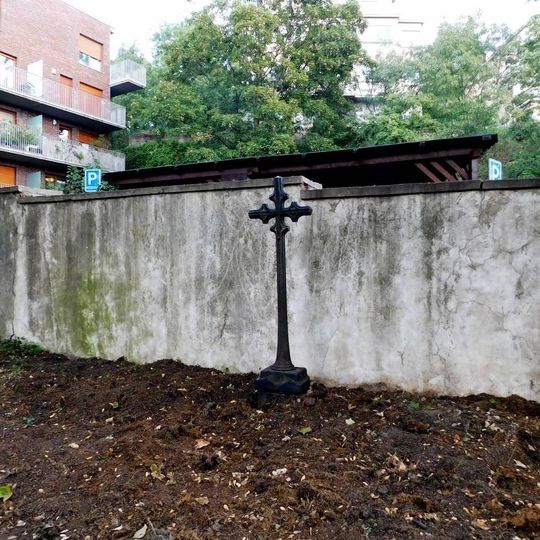 Kříž na zaniklém hřbitově u kostela Archanděla Michaela v Podolí