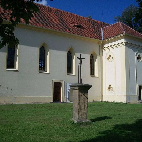 Kříž u kostela ve Vsi Touškov