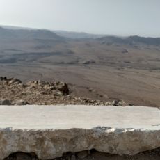 ספסל מאבן עם תצפית למכתש