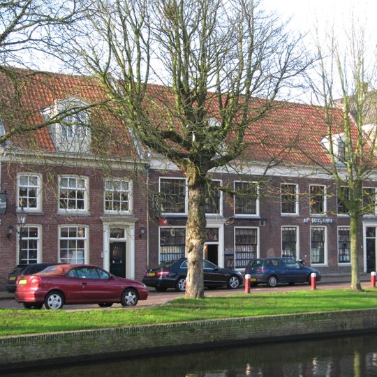 Pand met lijstgevel, houten deuromlijsting