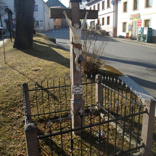 Kříž na náměstí ve Stachách