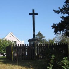 Pamětní kříž u zvoničky v parku v Jiřicích