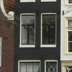 Pand met gevel onder gesneden rechte lijst met bijbehorend deurkalf en snijraam