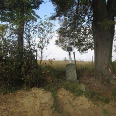 Kříž východně od Zvíkova u cesty