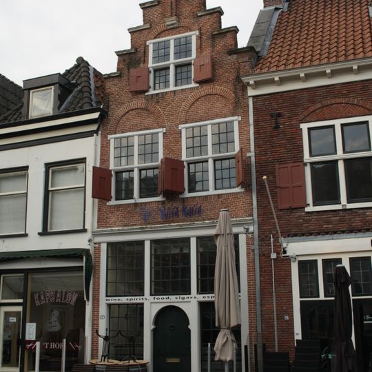 Woonhuis met gepleisterde trapgevel