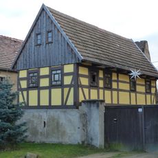 Wohnstallhaus, Scheune und Seitengebäude eines Dreiseithofes Großenhainer Straße 49