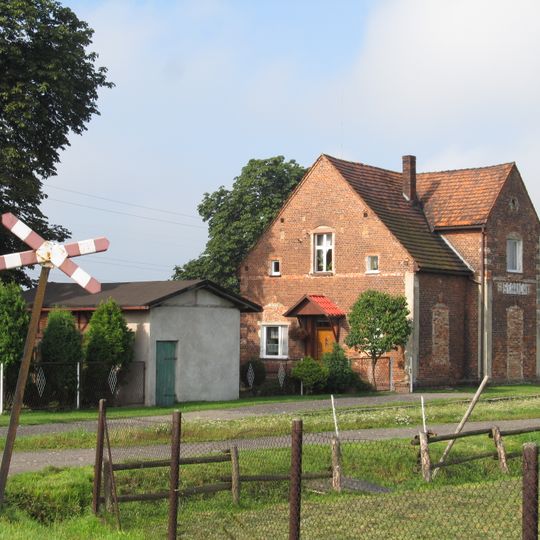 Budynek dawnego dworca kolei wąskotorowej w Stanicy