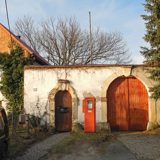Dreiseithof mit Wohnstallhaus, Scheune und Seitengebäude, Hofmauer mit Torbogen und Pforte sowie Brunnen im Hof Bosewitz 10