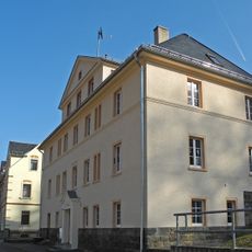 Genossenschafts-Wohnhaus in offener Bebauung mit markantem neobarocken Portal Lindenstraße 9