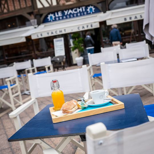 The Yacht Café, restaurant in Deauville