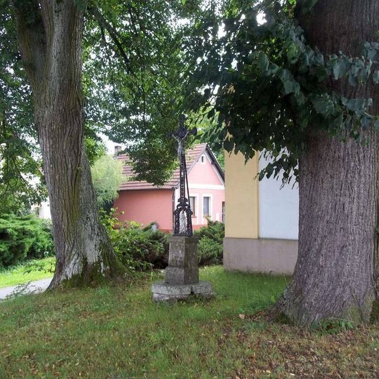 Kříž u kaple v Katově