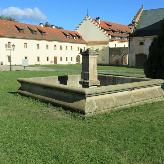 Kašna na nádvoří před klášterem v Teplé
