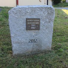 Pamětní kámen 100 let od založení hasičského sboru v Tomicích