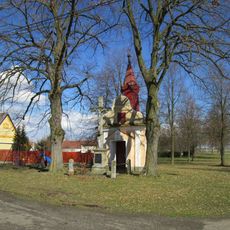 Kříž u kaple v Kundraticích