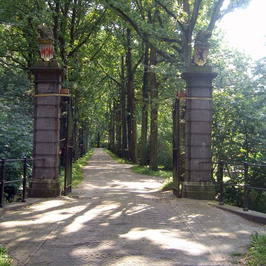 Huis Oudegein, toegangshek en brug aan oprit