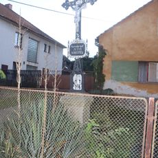 Kříž u kruhového objezdu v Bransouzích