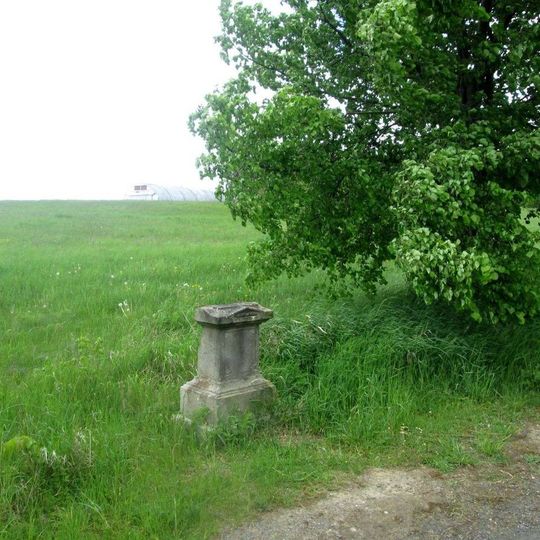 Kříž u Bezdružic nad vlakovým nádražím