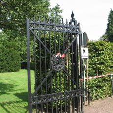 Huis Doorn: toegangshek bij poortgebouw