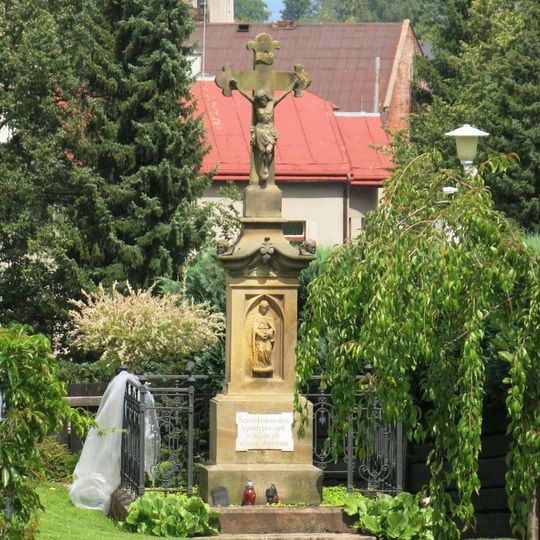 Kříž v zahradě domu v ulici Josefa Kábrta v Lomnici nad Popelkou