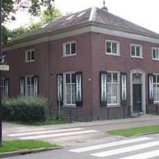 Laag huis, rechthoekig plan, rechte kroonlijst