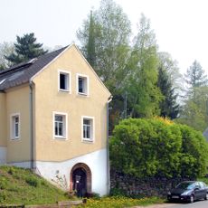 Ehemaliges Kellerhaus mit Sitznischenportal Auerswalder Hauptstraße 152