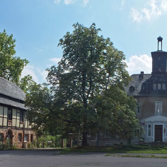 Sachgesamtheit Rittergut Beucha, mit den Einzeldenkmalen: Herrenhaus und Seitengebäude eines Rittergutes sowie den Sachgesamtheitsteilen: Scheunen u