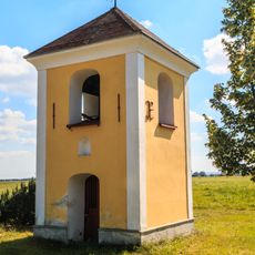 Kaplička se zvoničkou v Roveňsku  v jižní části vsi
