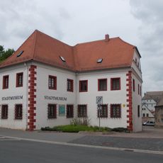 Ehemalige Fronfeste (Anschrift: Altoschatzer Straße 16 und Frongasse 1) in offener Bebauung, heute Museum, mit seitlicher Pforte Altoschatzer Straße 16