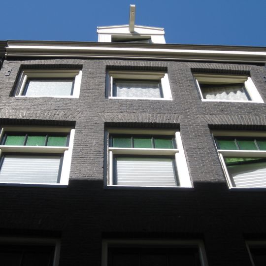 Pand met gevel onder latere lijst