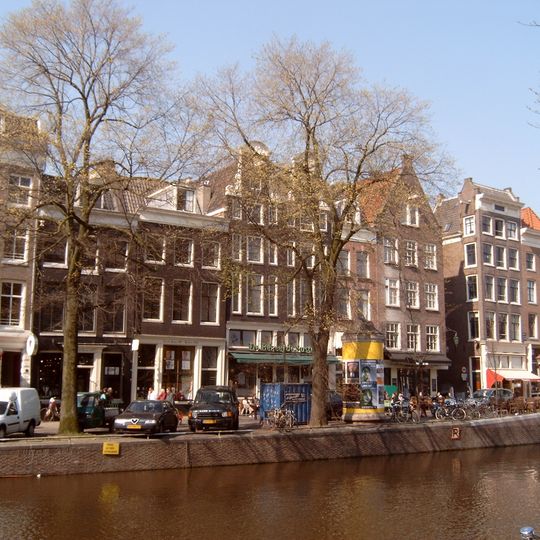 Pand met gevel onder rechte lijst met consoles