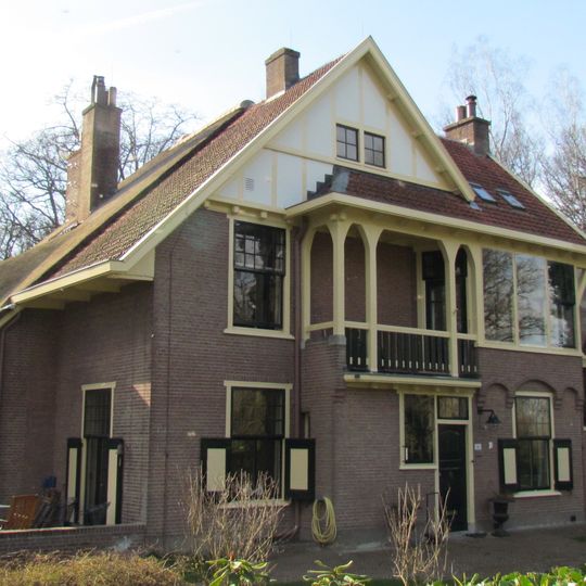 't Huis Empe: koetshuis met schuurtje